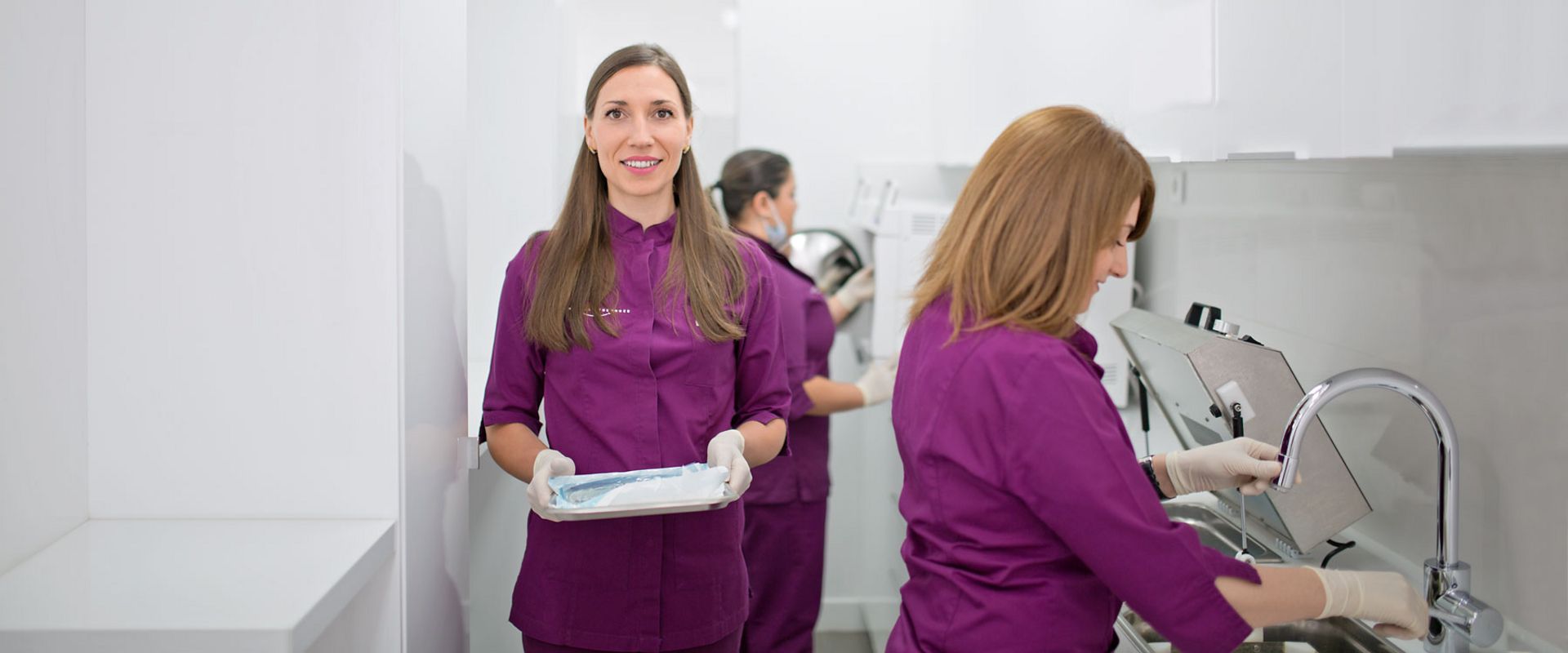 Assistantes cabinet orthodontie Saint Georges Paris en salle de stérilisation